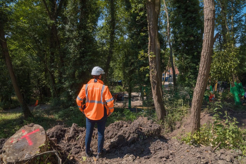 Un technicien de Citena supervisant les travaux de requalification dans une zone forestière à Taverny, visant à améliorer la fonctionnalité du milieu.